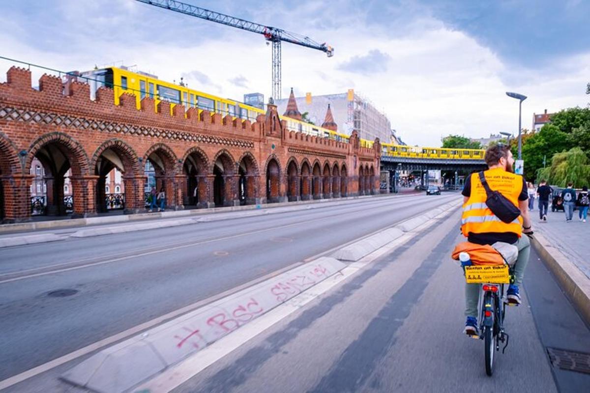 mees sõidab tänaval jalgrattaga