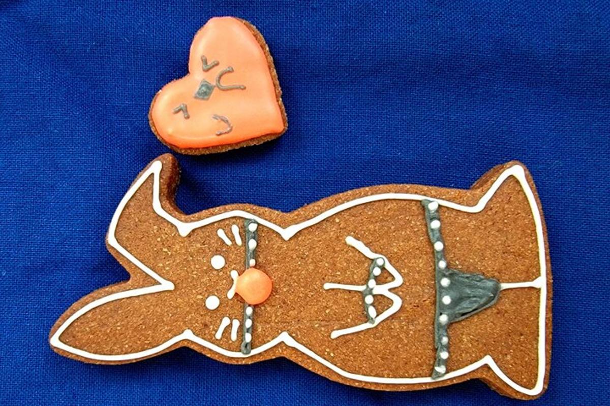 um biscoito de gengibre ao lado de um boneco de gengibre