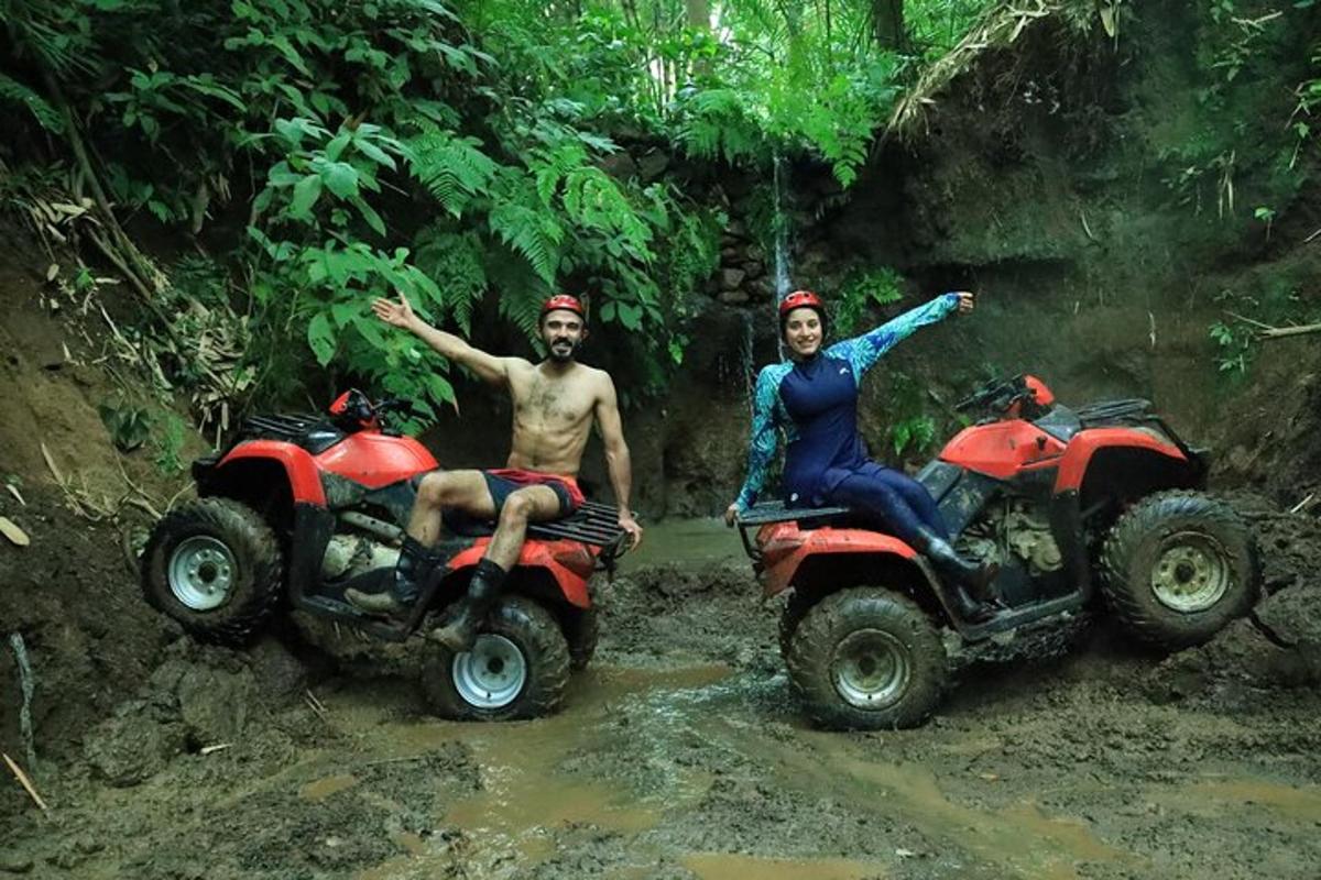 Δύο άντρες οδηγούν ATV στο δάσος