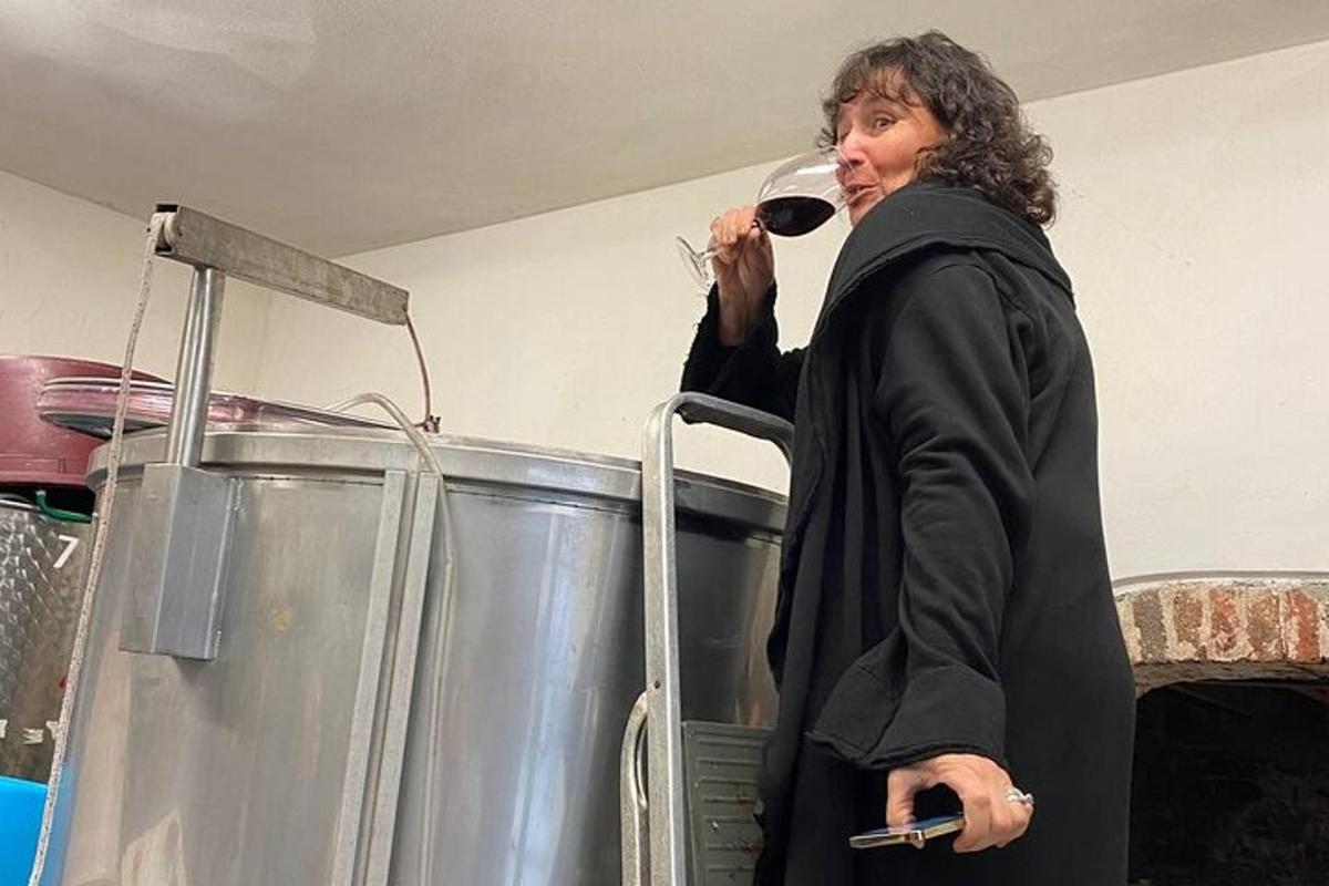 en kvinde, der drikker af et glas vin