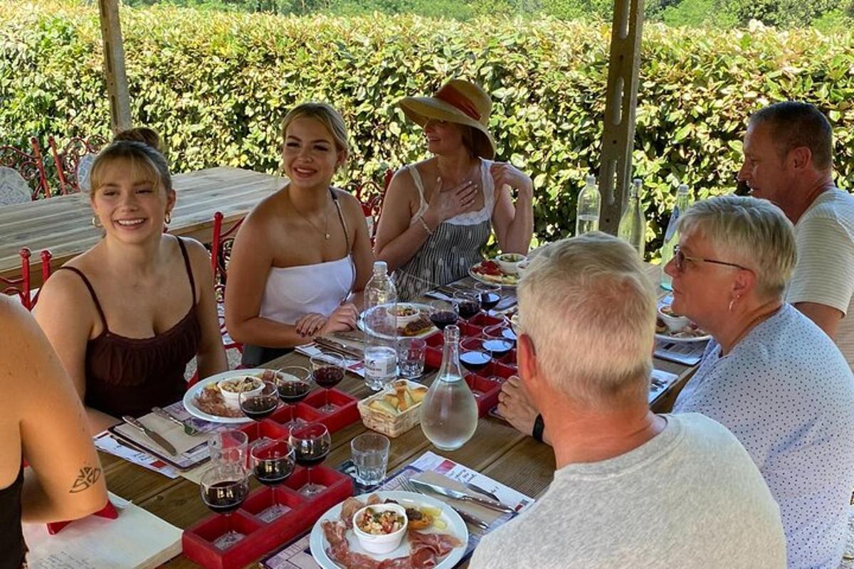 en gruppe mennesker sidder omkring et bord og spiser mad