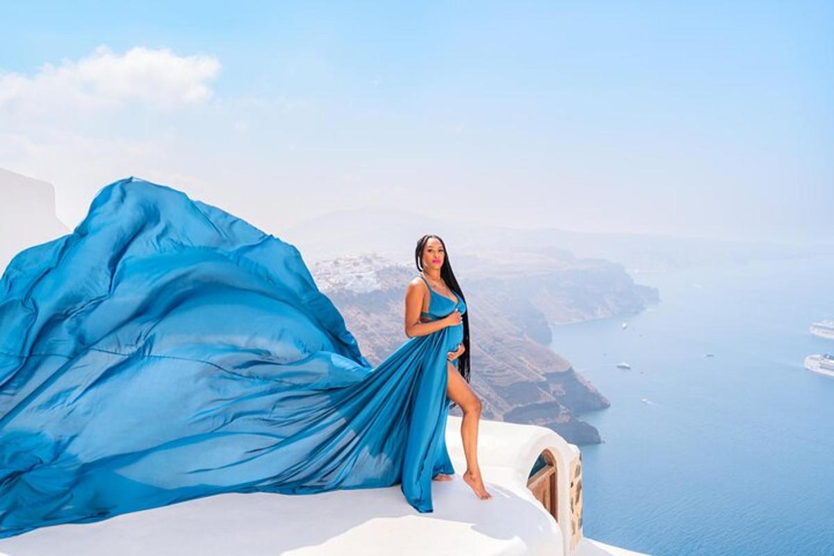 een vrouw in een blauwe jurk staand op een klif