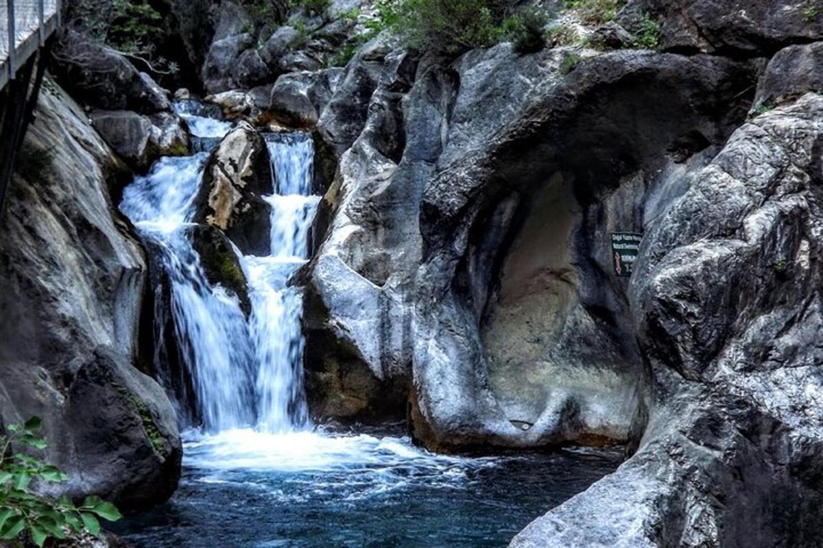 ένας καταρράκτης στη μέση ενός βραχώδους ποταμού