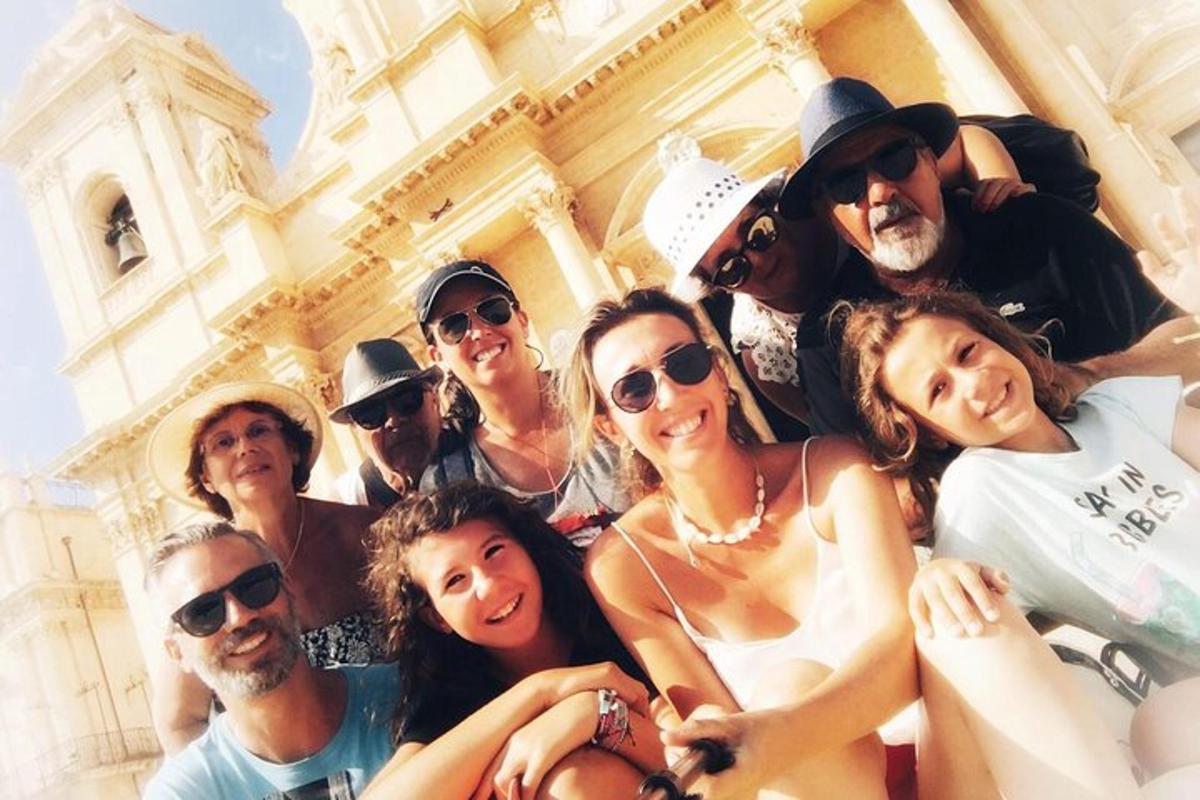 un gruppo di persone in posa per una foto davanti a un edificio