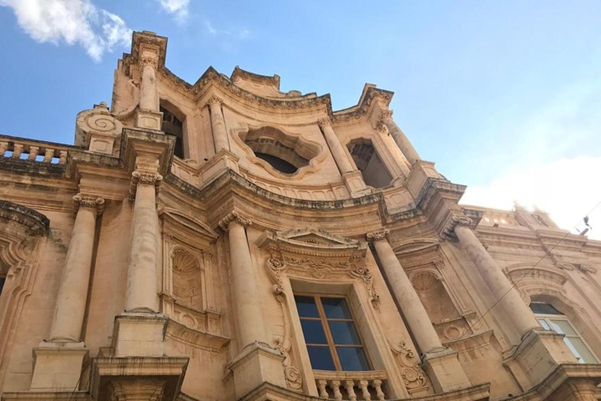 un grande edificio in pietra con finestre laterali