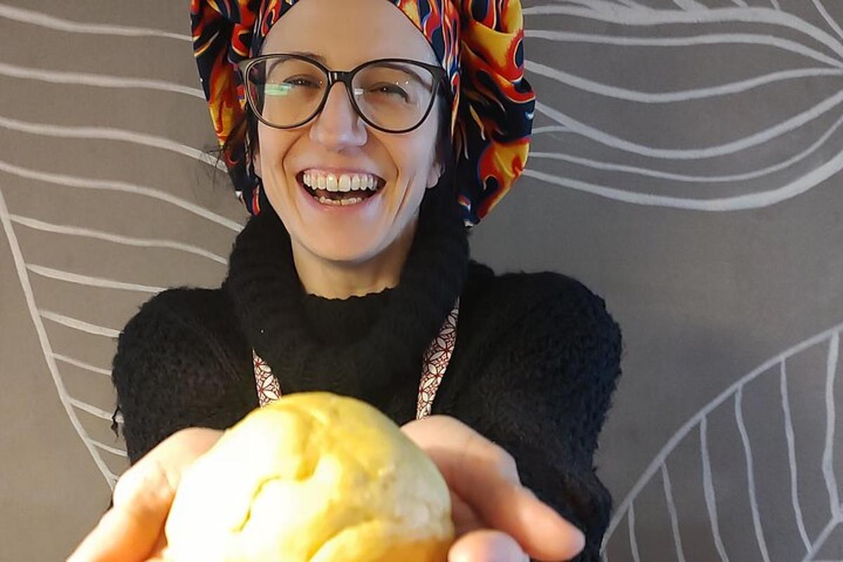Una mujer con gafas sosteniendo una bola de comida.