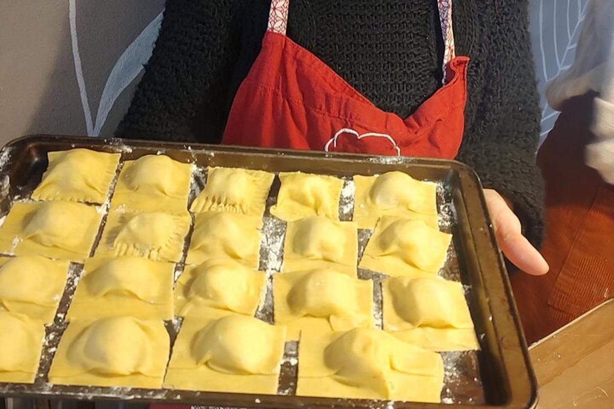 en bakke med mad, der står oven på et bord
