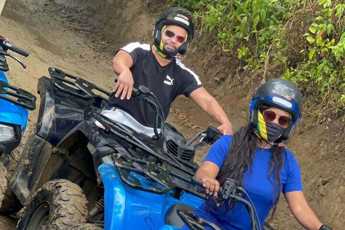 seorang lelaki dan wanita di atas atv di jalan tanah