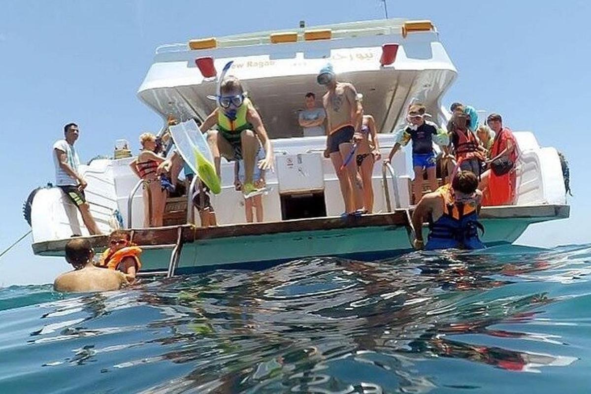 un gruppo di persone su una barca in acqua