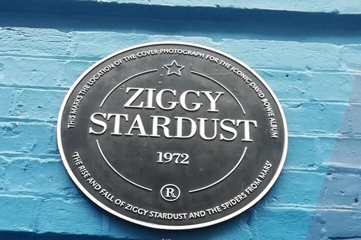 cedule pro cikcakový hvězdný prach na modré zdi