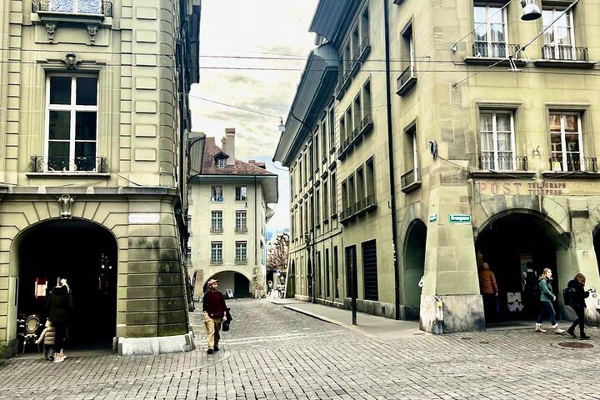 група људи која хода улицом са зградама