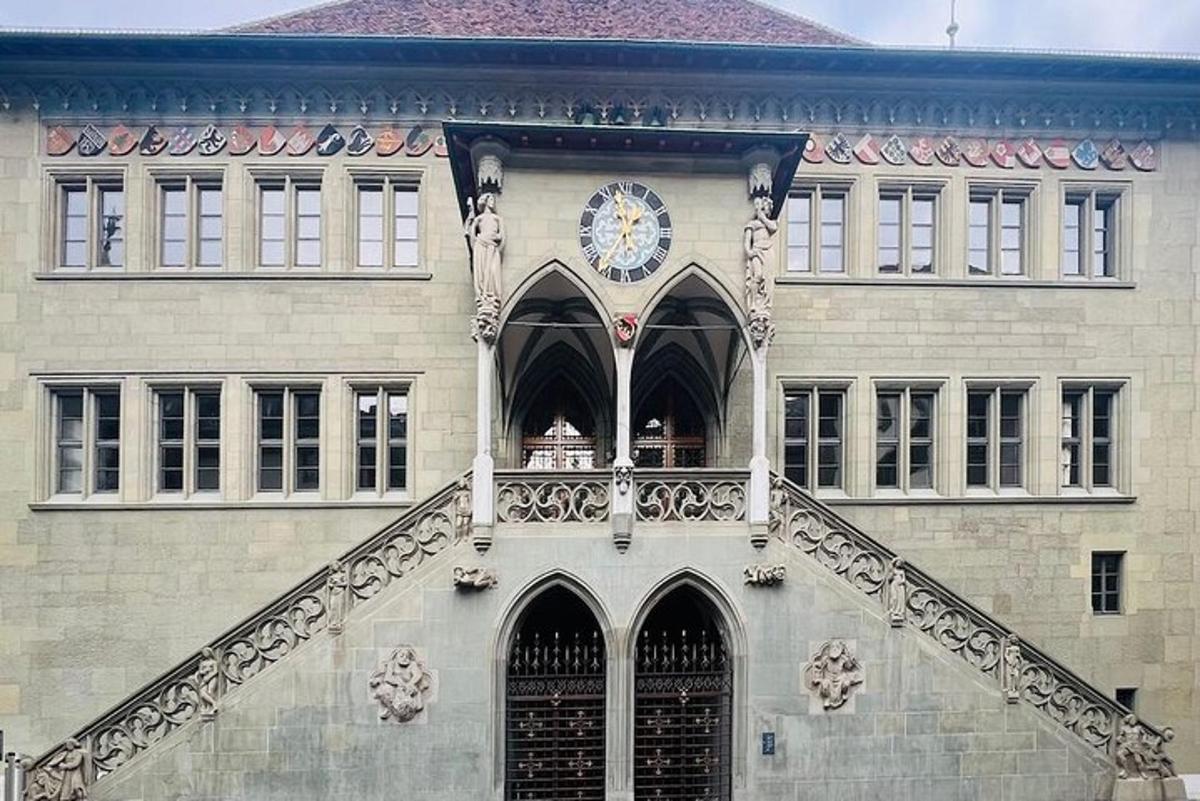 зграда са сатом на предњој страни