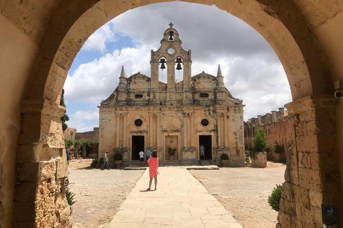 un uomo in piedi davanti a una vecchia chiesa