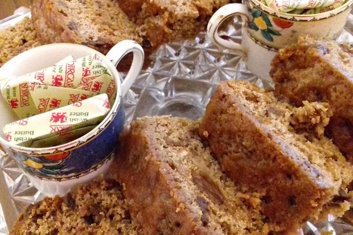 un plat amb tres llesques de pa i dues tasses