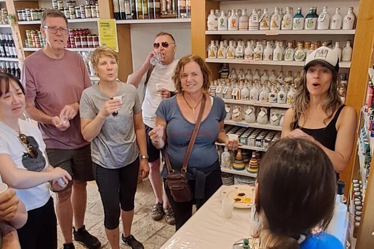 un grup de oameni care stau într-un magazin