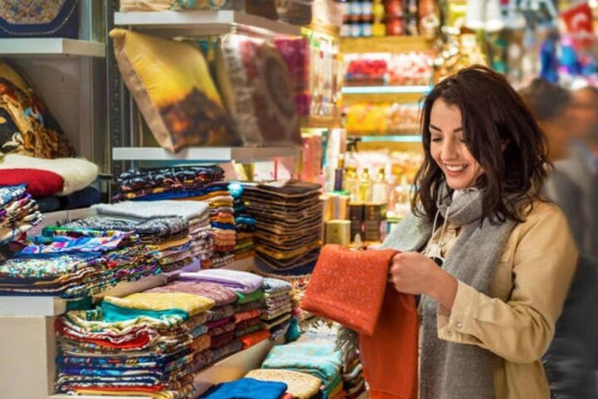 žena stojící v obchodě a prohlížející si výlohu