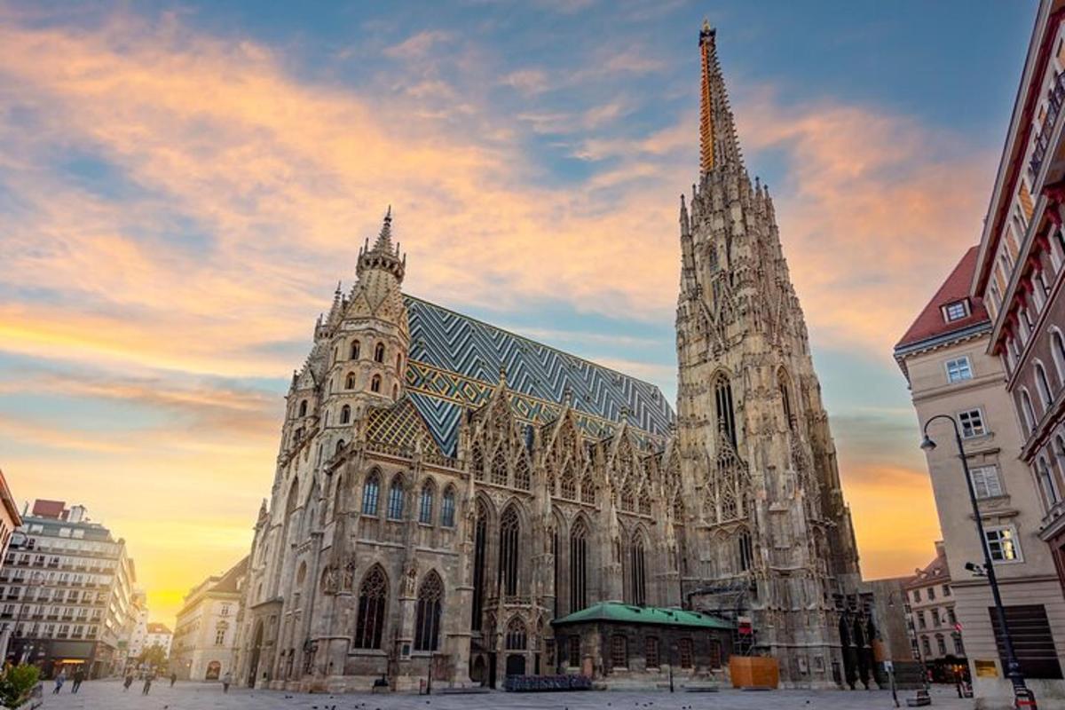 una grande cattedrale con una torre dell'orologio in una città