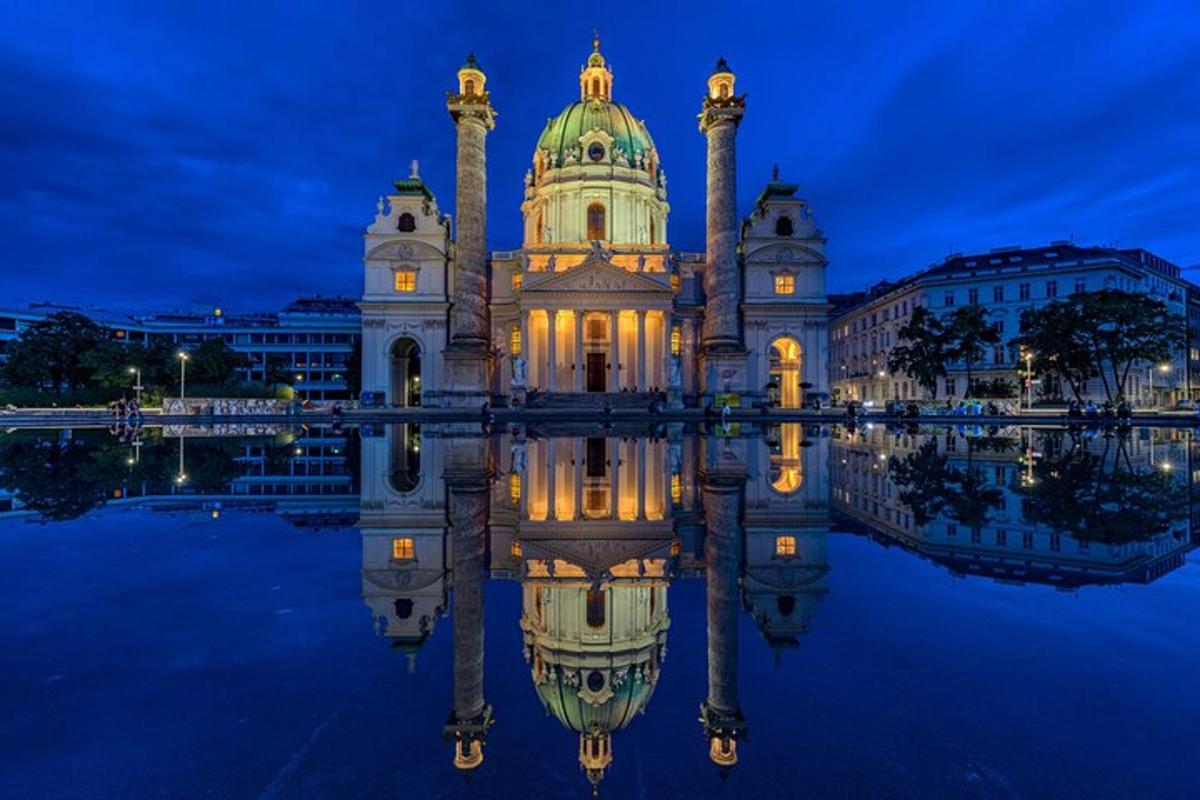 un edificio con un riflesso nell'acqua di notte
