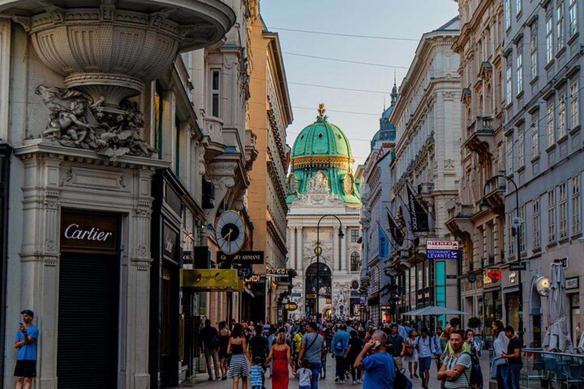 una folla di persone che camminano lungo una trafficata strada cittadina