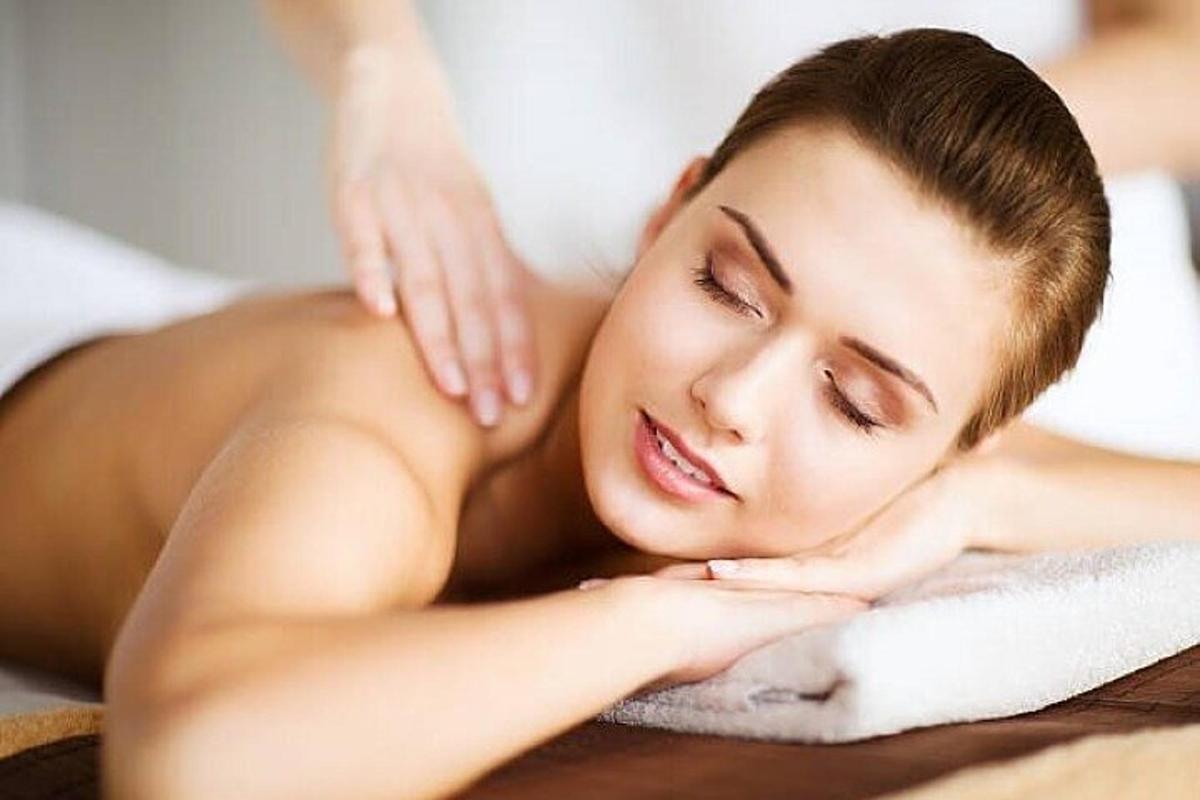 moteris, besimaudanti SPA vonioje