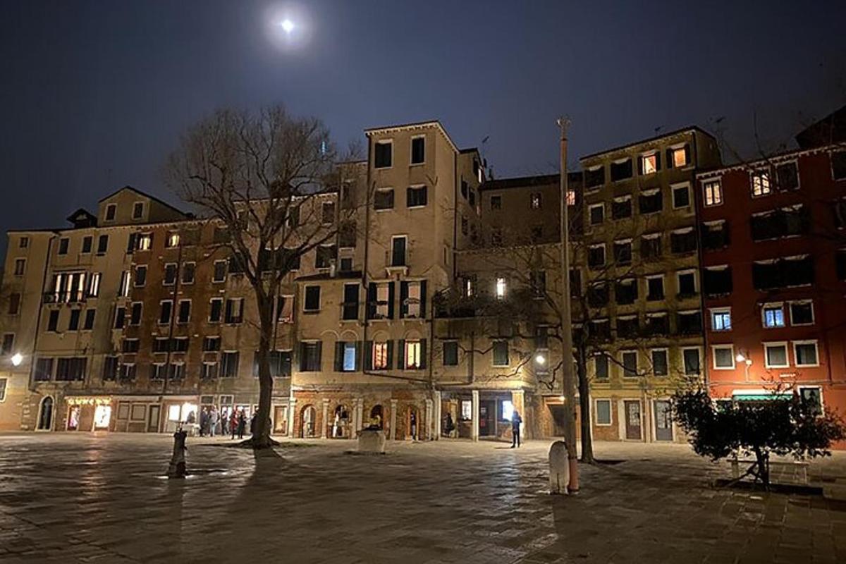 un gruppo di edifici in una città di notte