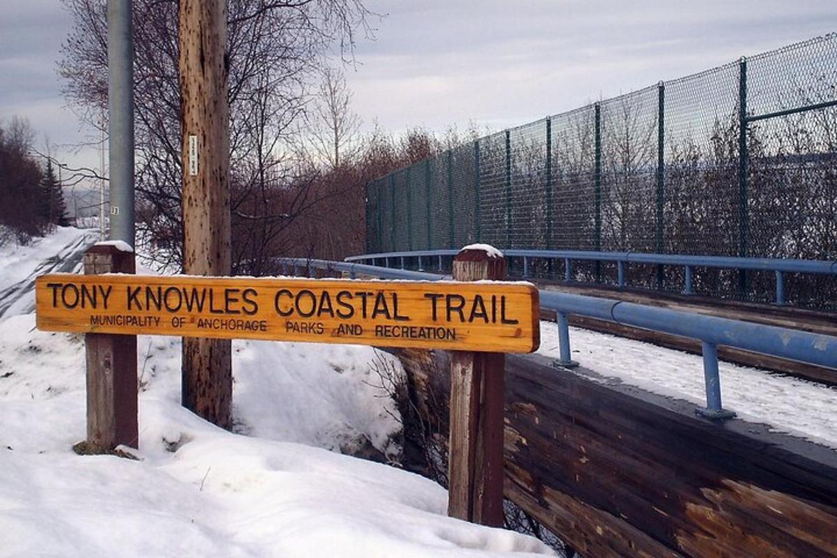 uma placa para uma cidade conhece trilha costeira na neve