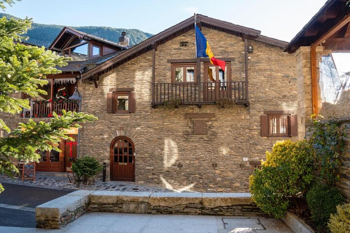 zgrada sa zastavom i balkonom