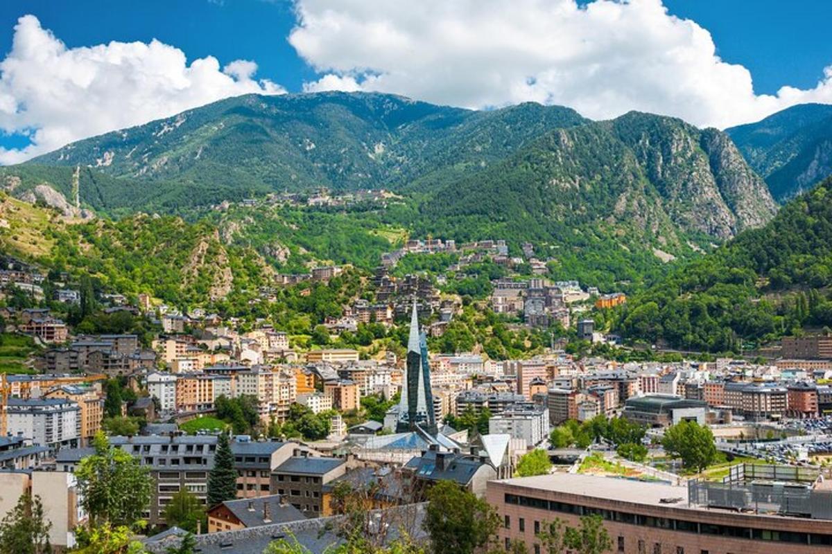 pogled na grad s planinama u pozadini