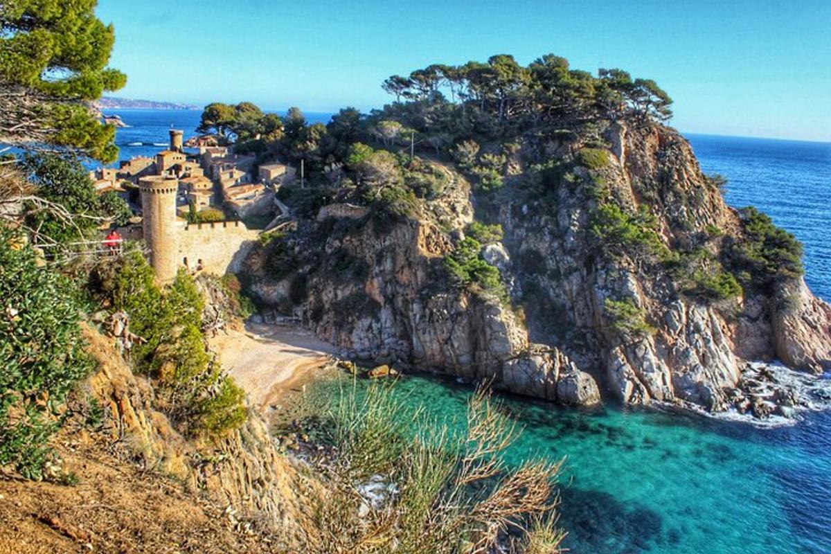 eine Insel mit einer Burg auf dem Wasser