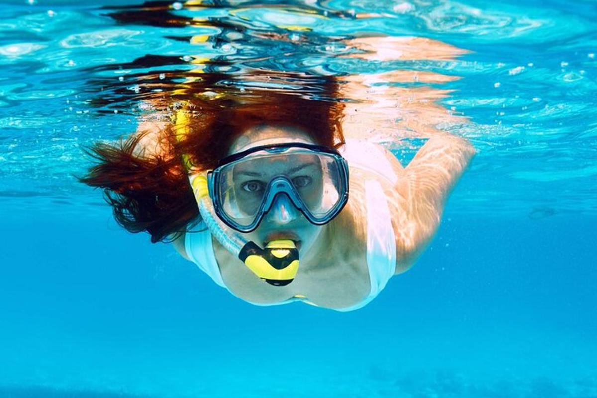 osoba se šnorchlovací maskou ve vodě
