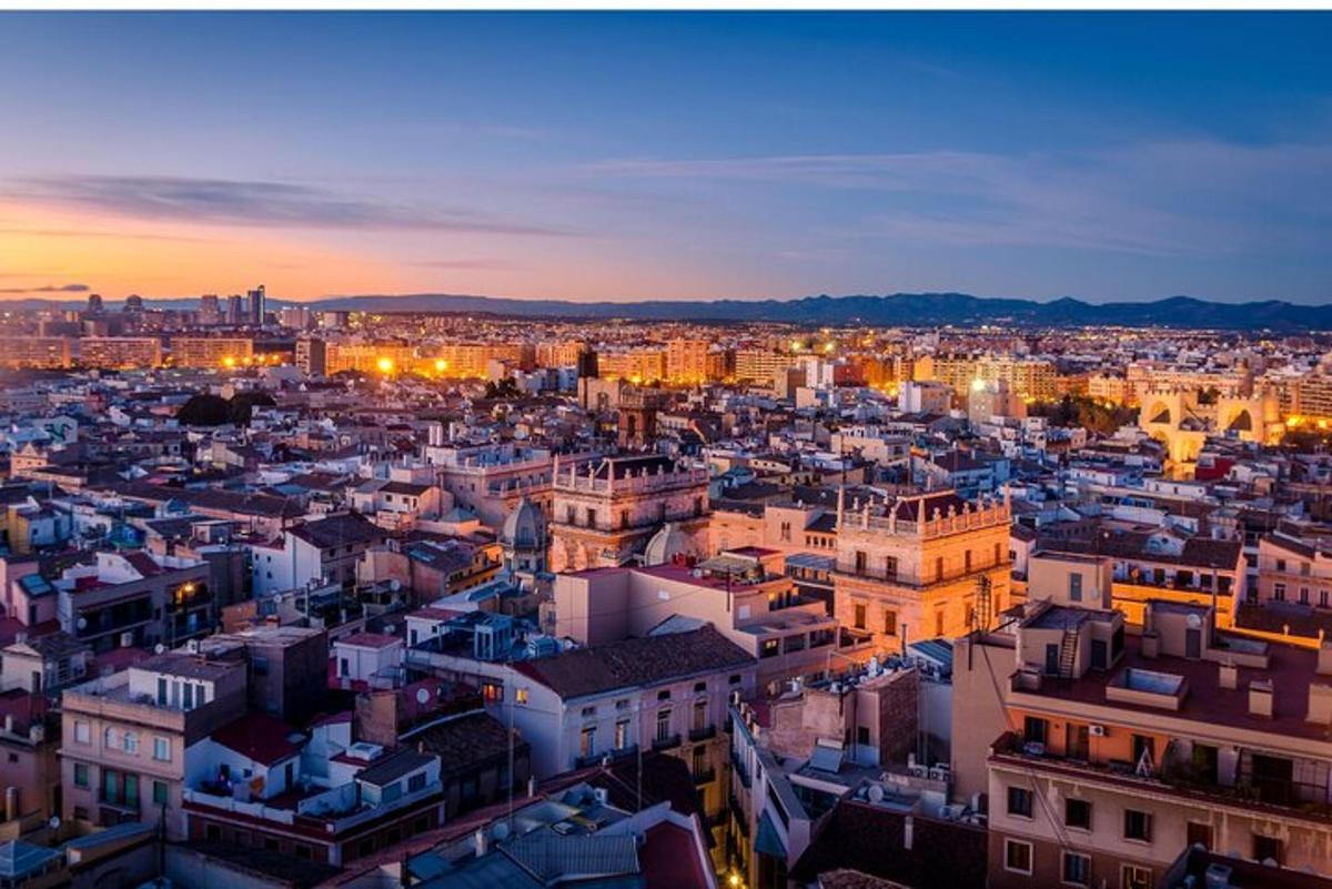una vista d'una ciutat a la nit