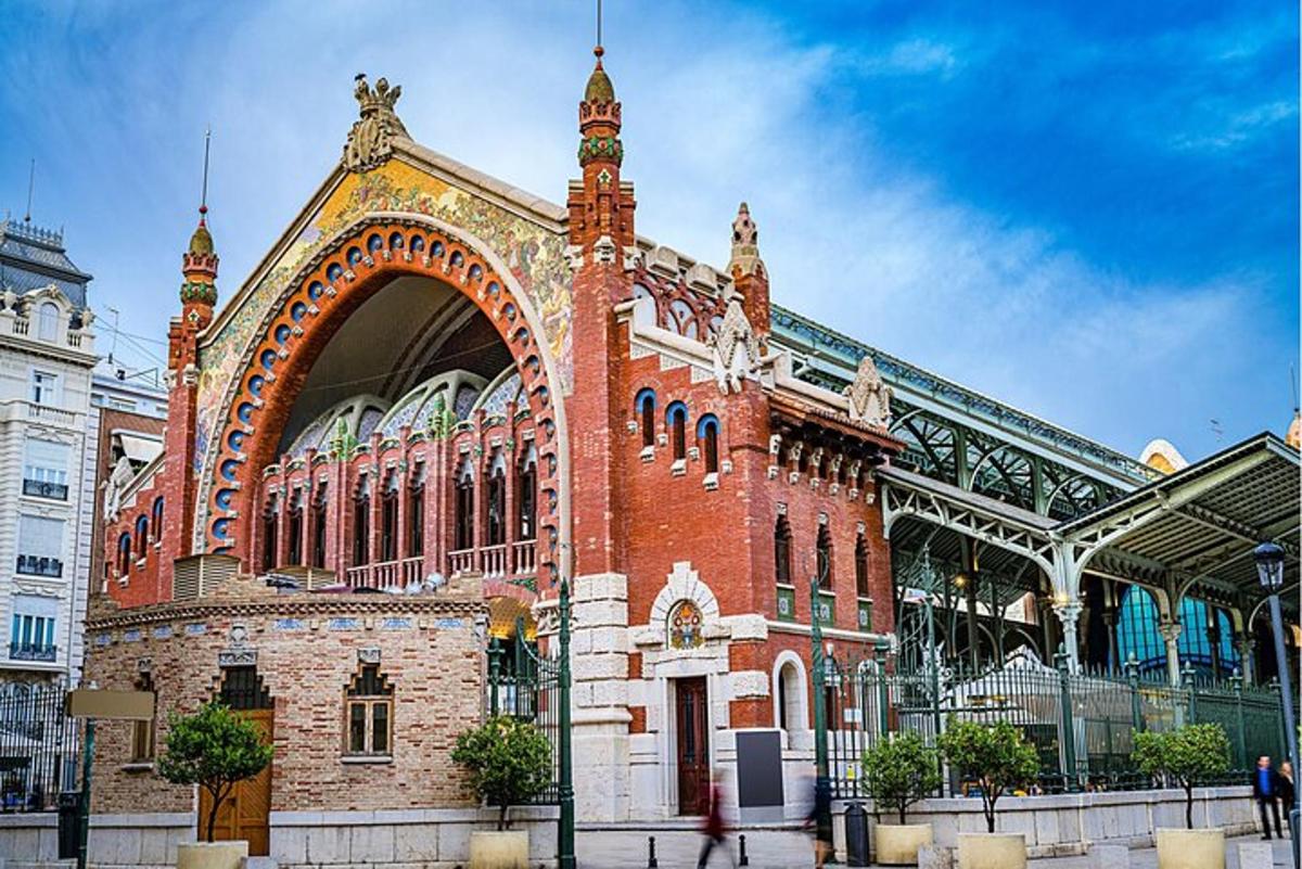un gran edifici de maó amb un arc en una ciutat