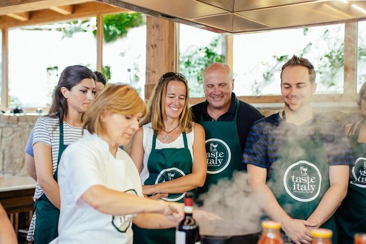 grupa ljudi u pregačama stoji u restoranu
