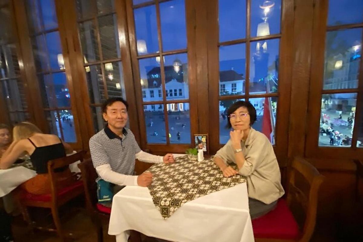 식당 테이블에 앉아 있는 남자와 여자