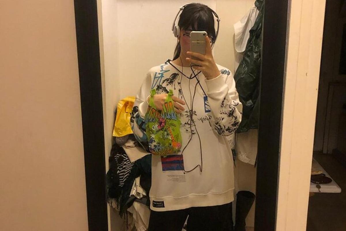 una donna che si scatta una foto allo specchio