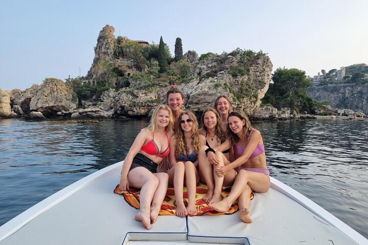 um grupo de pessoas sentadas em um barco na água