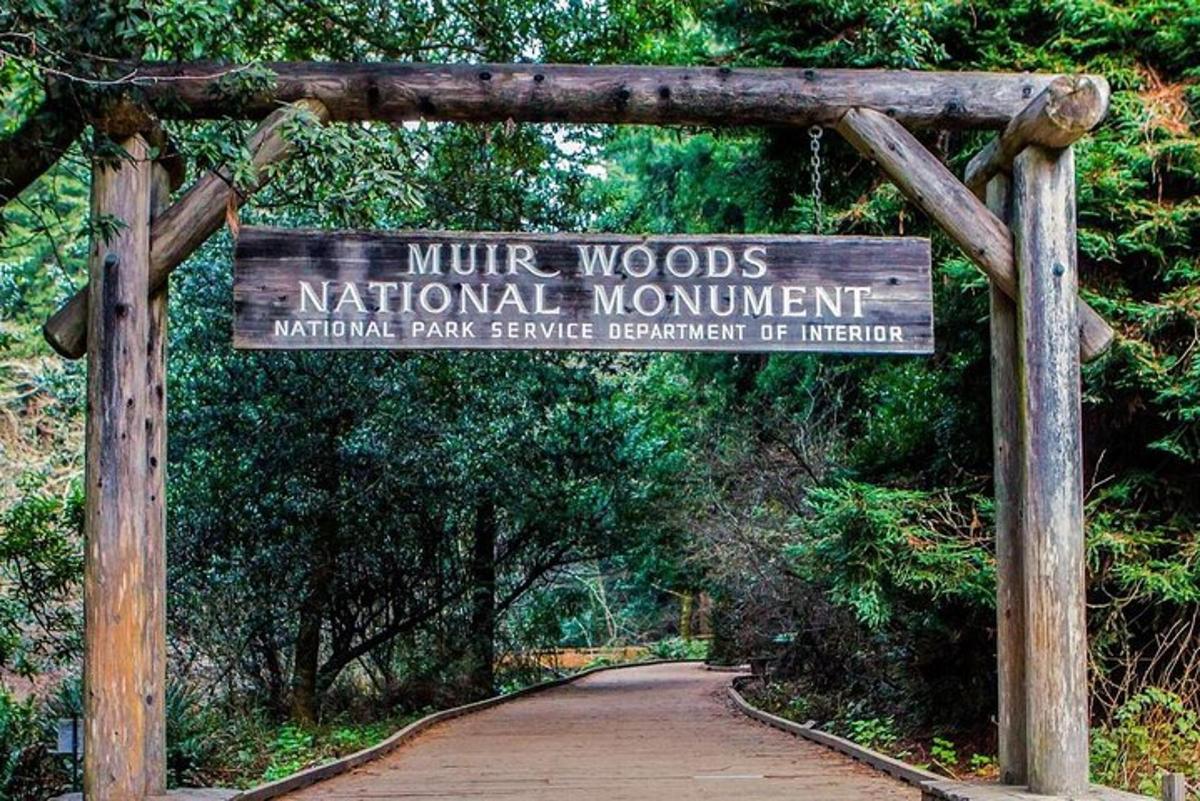 egy tábla a Muppet Woods nemzeti emlékműhöz egy parkban