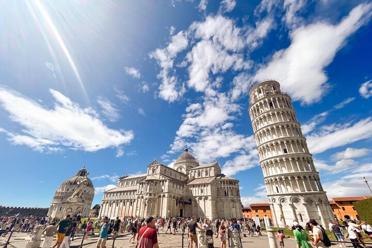 um grupo de pessoas em pé ao redor da torre inclinada de Pisa