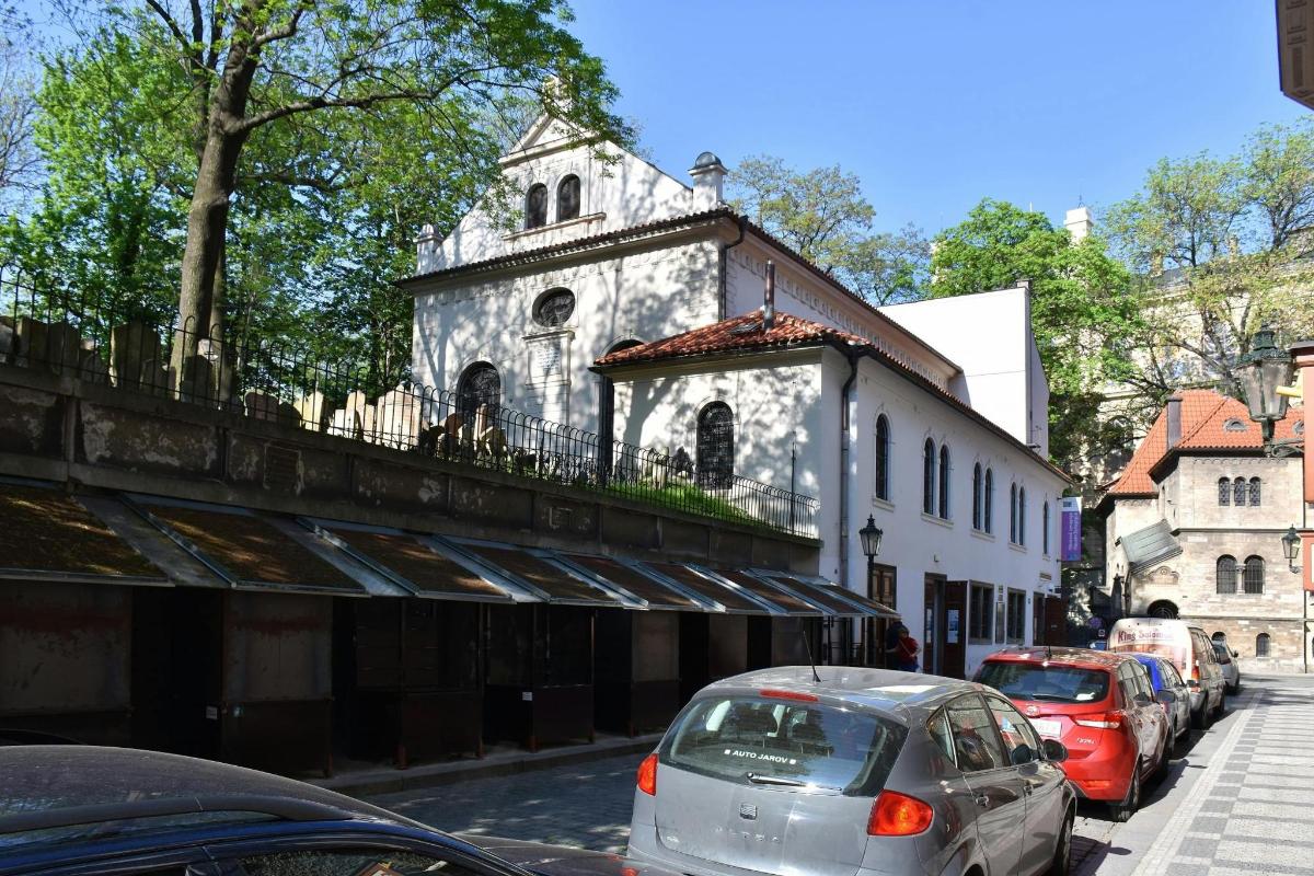 skupina avtomobilov, parkiranih pred stavbo