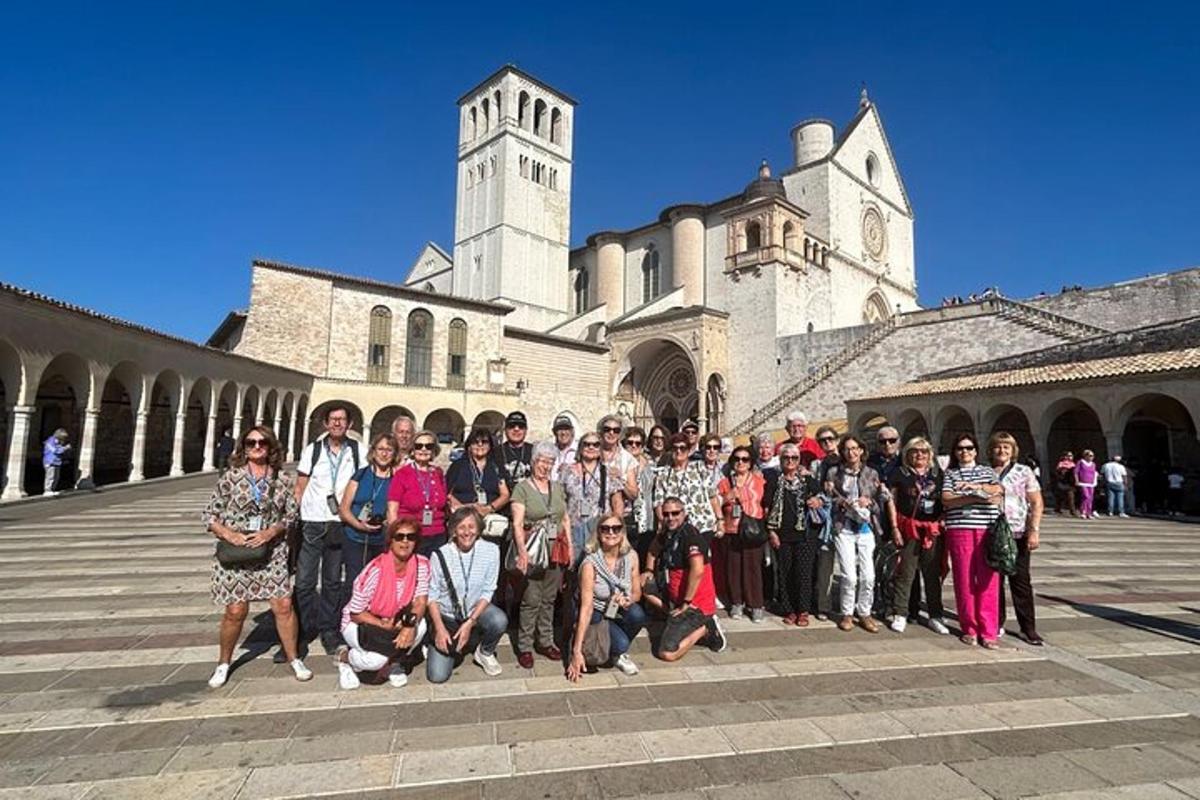 grupp inimesi poseerib hoone ees