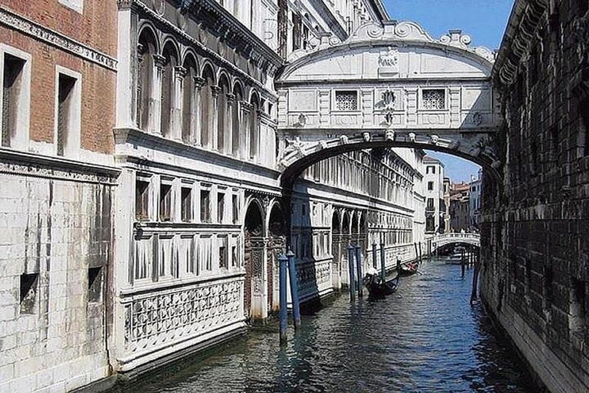 un pont sobre un canal en una ciutat