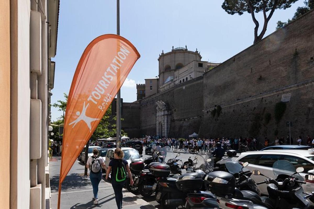 un grup de motociclete parcate într-o parcare