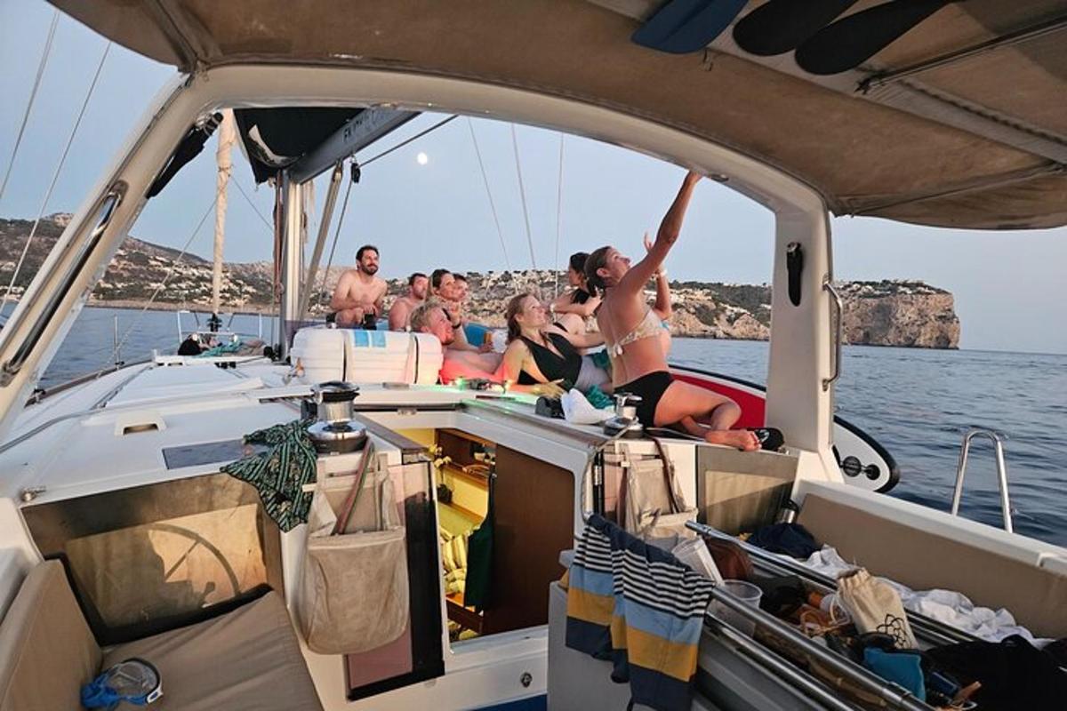 skupina lidí sedících na lodi ve vodě