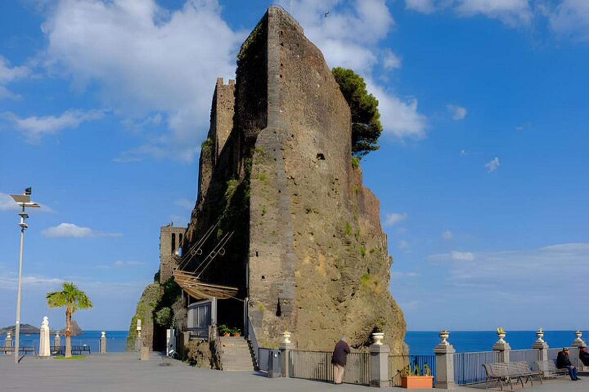 um grande edifício de pedra próximo ao oceano