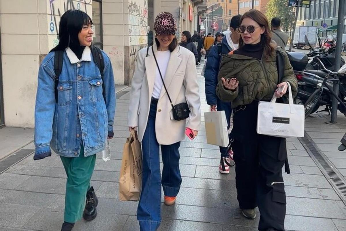 tiga wanita berjalan di jalan bandar