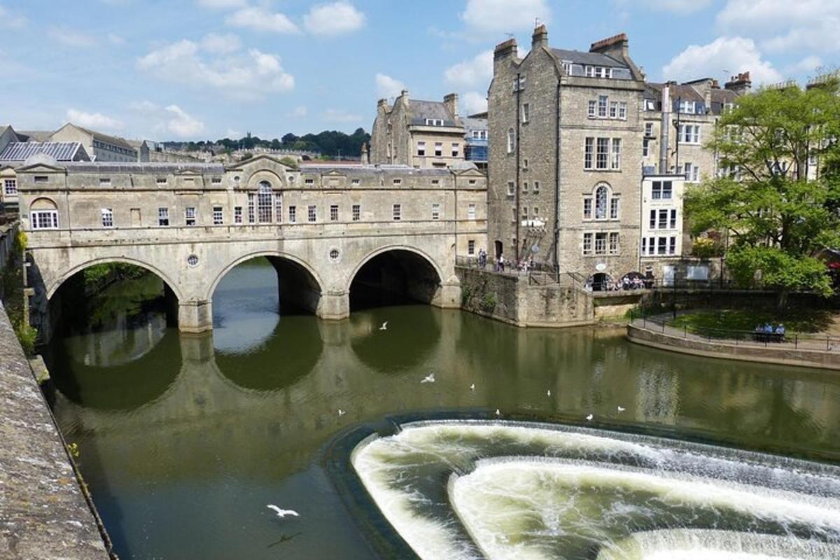 Un puente sobre un río en una ciudad con edificios.