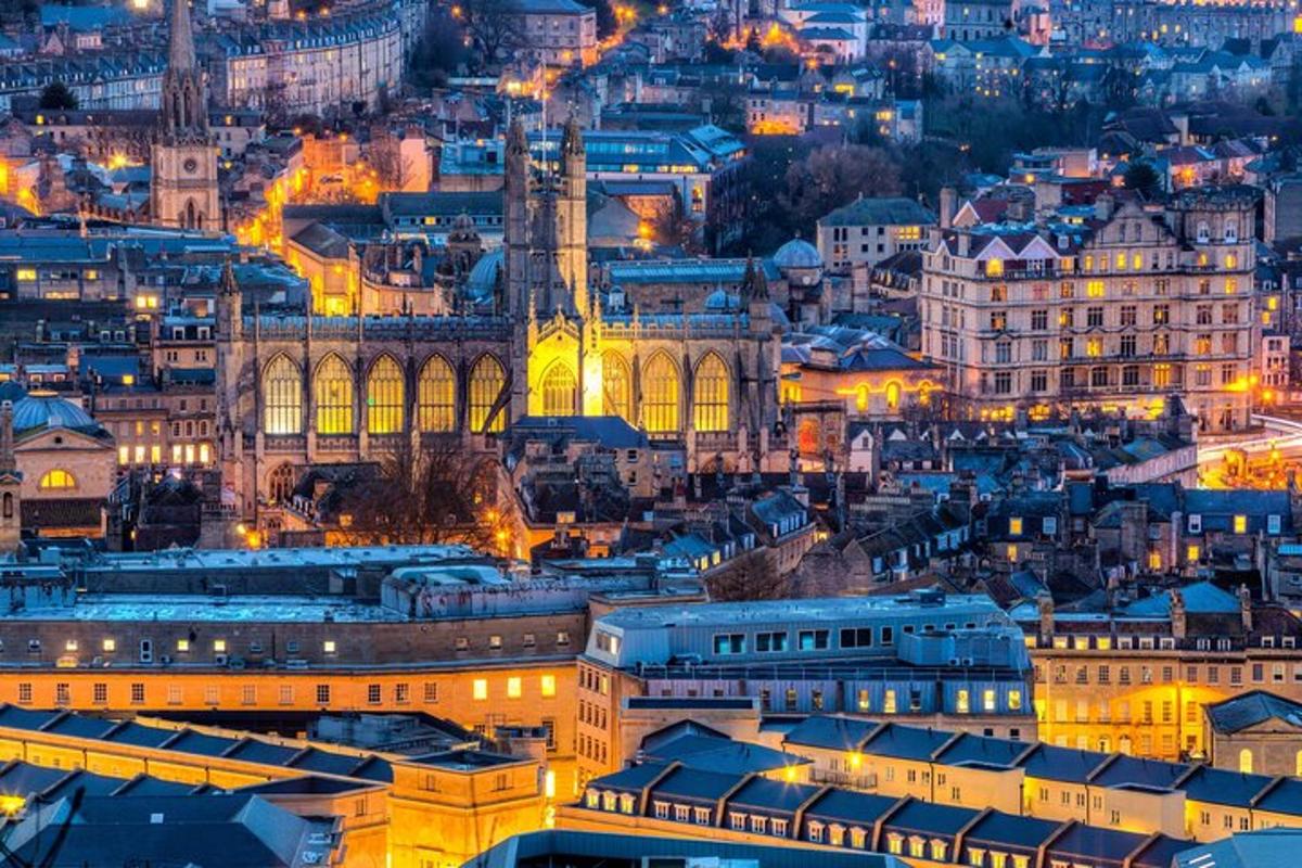 una vista de una ciudad de noche