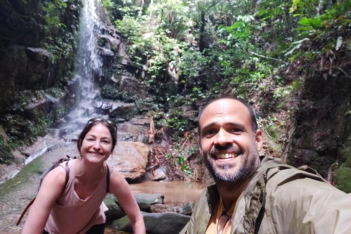 un uomo e una donna in piedi davanti a una cascata