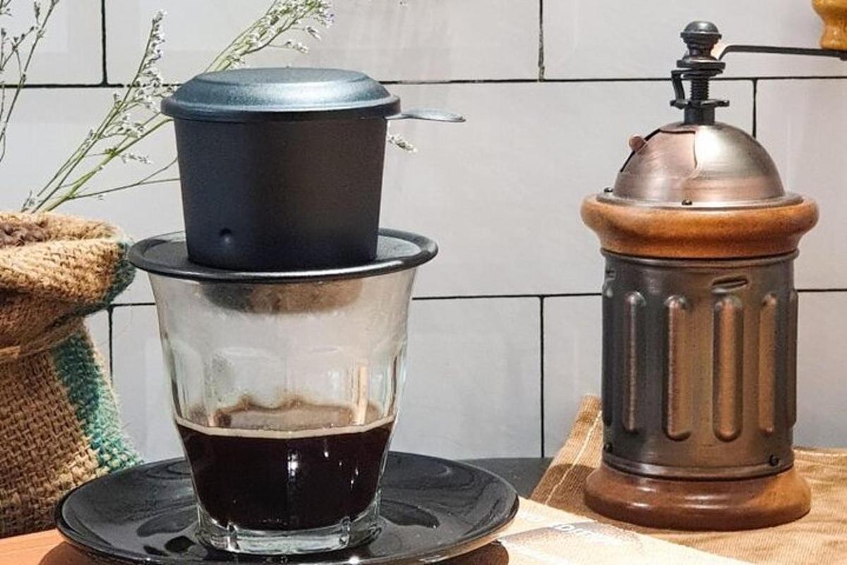 due tazze di caffè appoggiate su un tavolo accanto a un frullatore