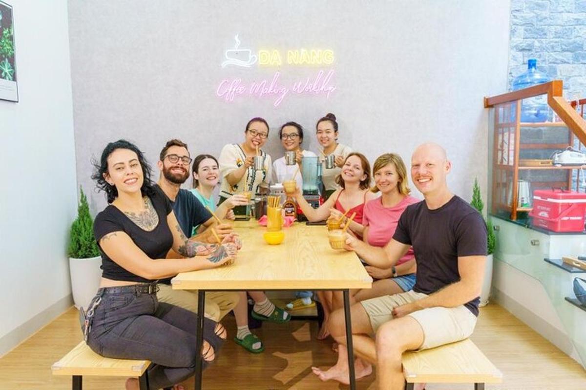 un gruppo di persone sedute attorno a un tavolo con delle bevande